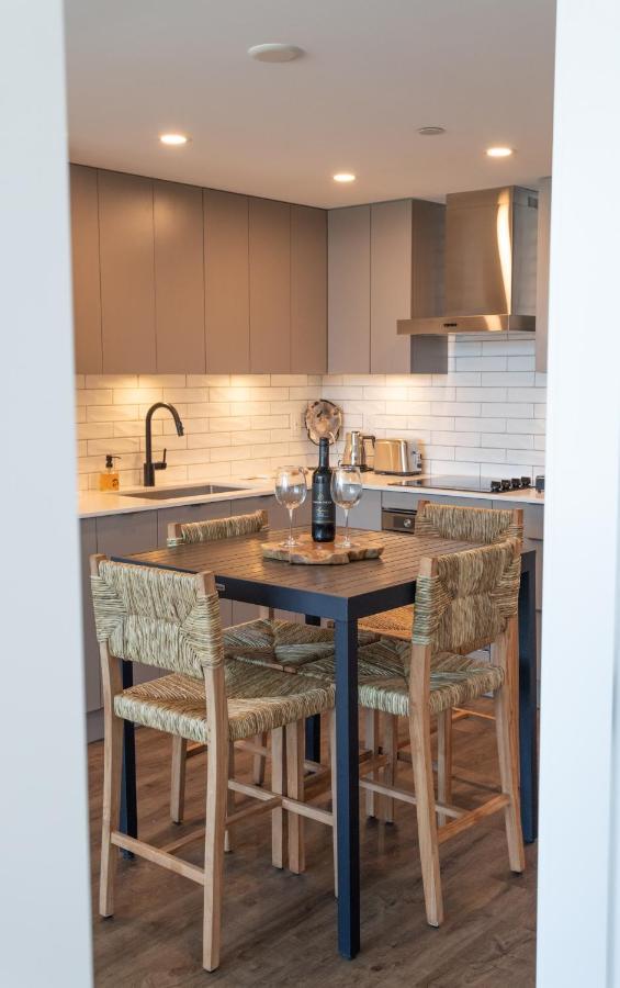 Awesome View 21 Two Bedroom One Bath Downtown Lake View Near Beach Kelowna Eksteriør billede