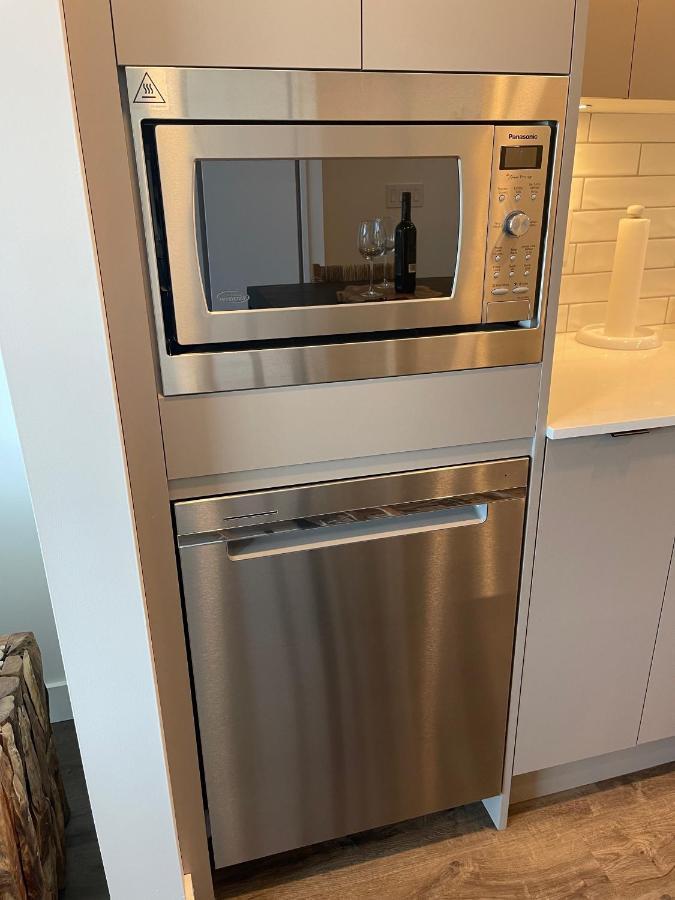 Awesome View 21 Two Bedroom One Bath Downtown Lake View Near Beach Kelowna Eksteriør billede